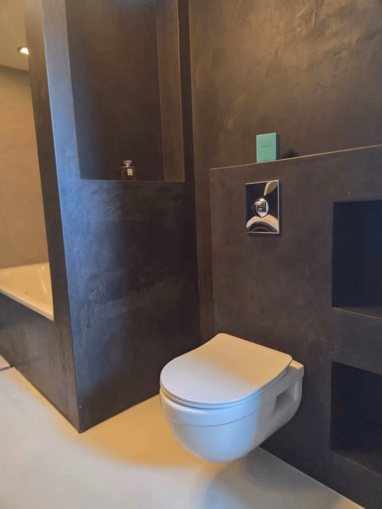 Betonstuc toilet ros kleur