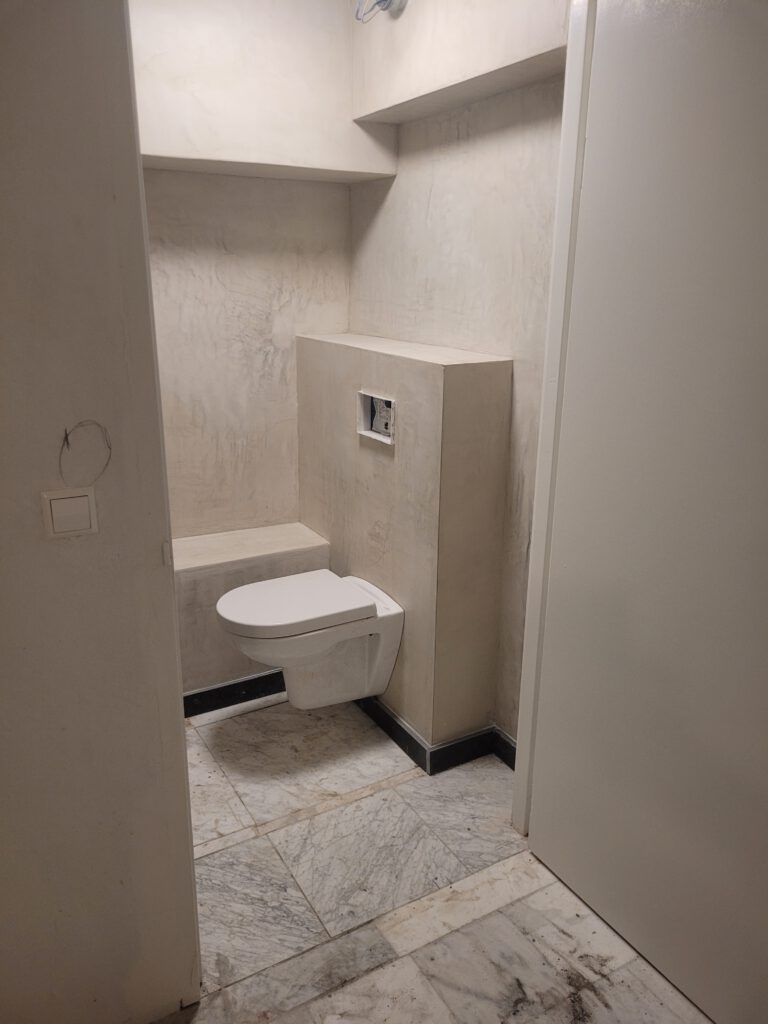 Betonstuc toilet ros kleur