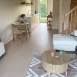 Vloer afgewerkt met beton ciré All-in-One in de kleur Dusty Rose van BetonCireWebshop.nl – zachte oudroze tint met een egale, moderne betonlook afwerking.