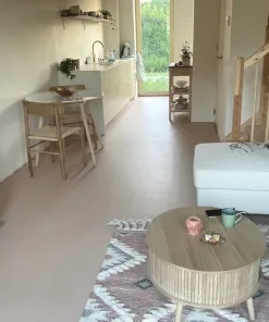 Vloer afgewerkt met beton ciré All-in-One in de kleur Dusty Rose van BetonCireWebshop.nl – zachte oudroze tint met een egale, moderne betonlook afwerking.