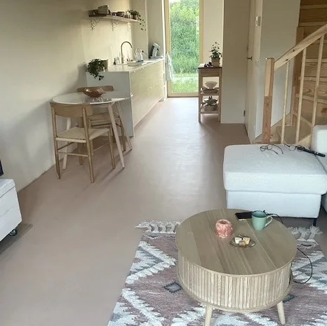 Vloer afgewerkt met beton ciré All-in-One in de kleur Dusty Rose van BetonCireWebshop.nl – zachte oudroze tint met een egale, moderne betonlook afwerking.