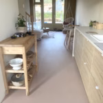 Stijlvolle interieurvloer in warme, zachte Dusty Rose beton ciré All-in-One – zorgt voor een elegante en serene uitstraling in een modern interieur.