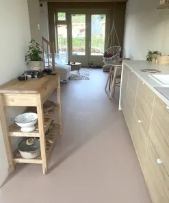 Stijlvolle interieurvloer in warme, zachte Dusty Rose beton ciré All-in-One – zorgt voor een elegante en serene uitstraling in een modern interieur.