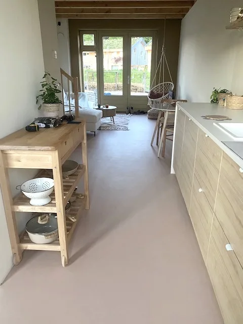 Stijlvolle interieurvloer in warme, zachte Dusty Rose beton ciré All-in-One – zorgt voor een elegante en serene uitstraling in een modern interieur.
