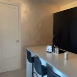 metallic wand in keuken
