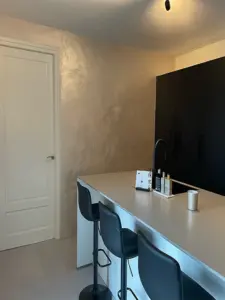 metallic wand in keuken