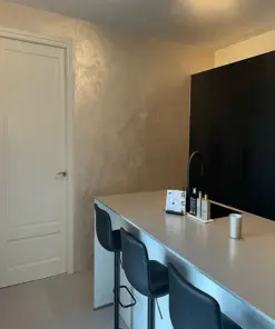 metallic wand in keuken