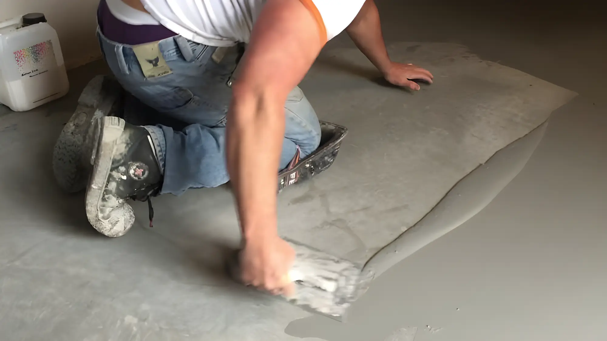Beton ciré op een vloer smeren met een spaan