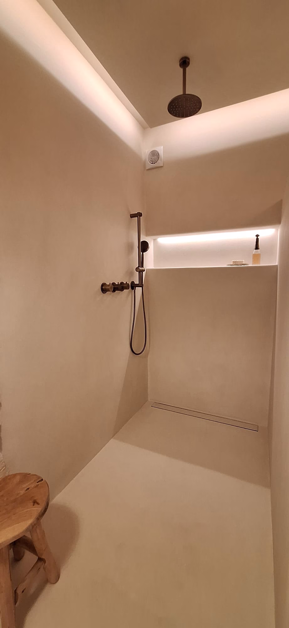 Mooie douchehoek gemaakt met Lavasteen/ Epoxystone in de kleur Cream Peony