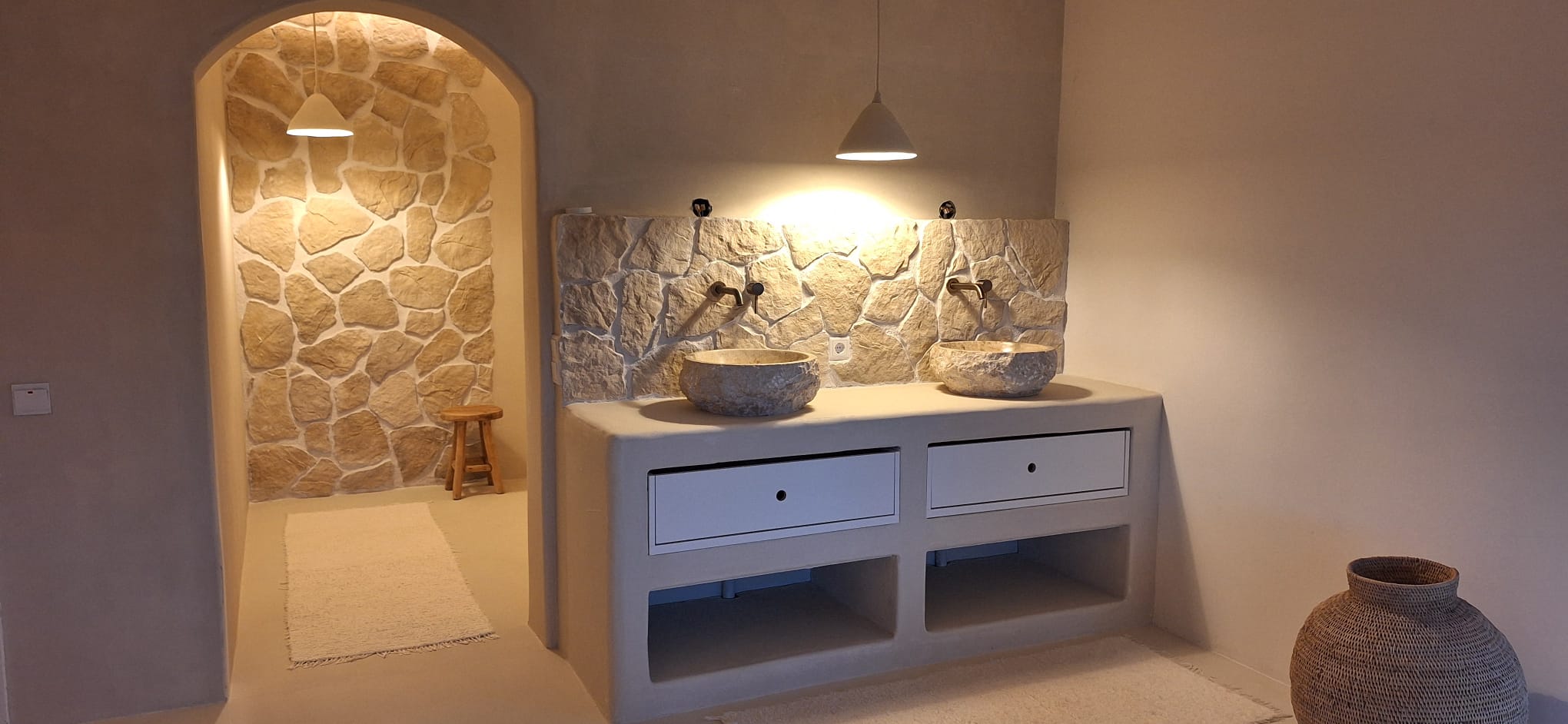 Lavasteen badkamer in Cream Peony