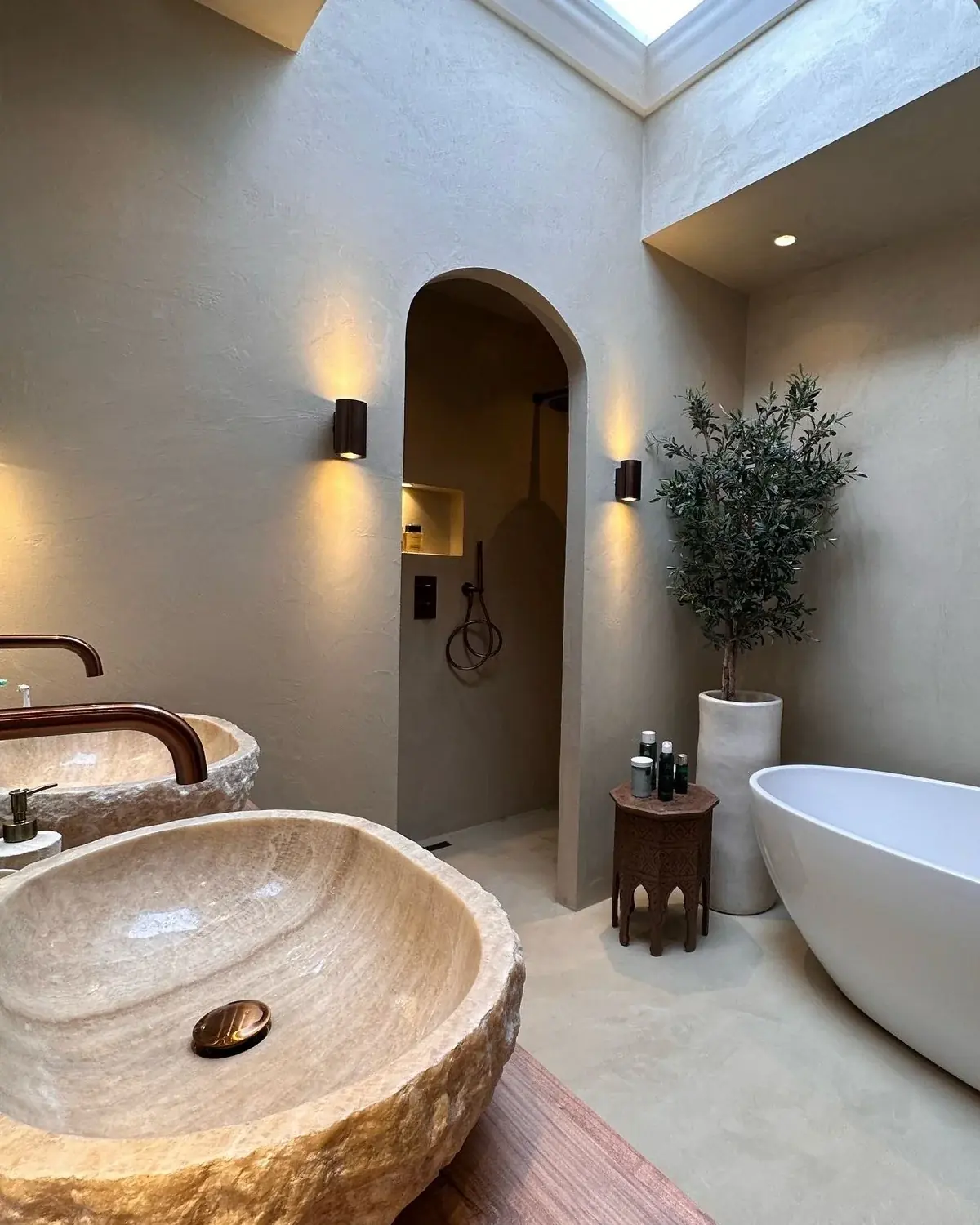 Beton Ciré badkamer ná de renovatie — naadloze betonlook