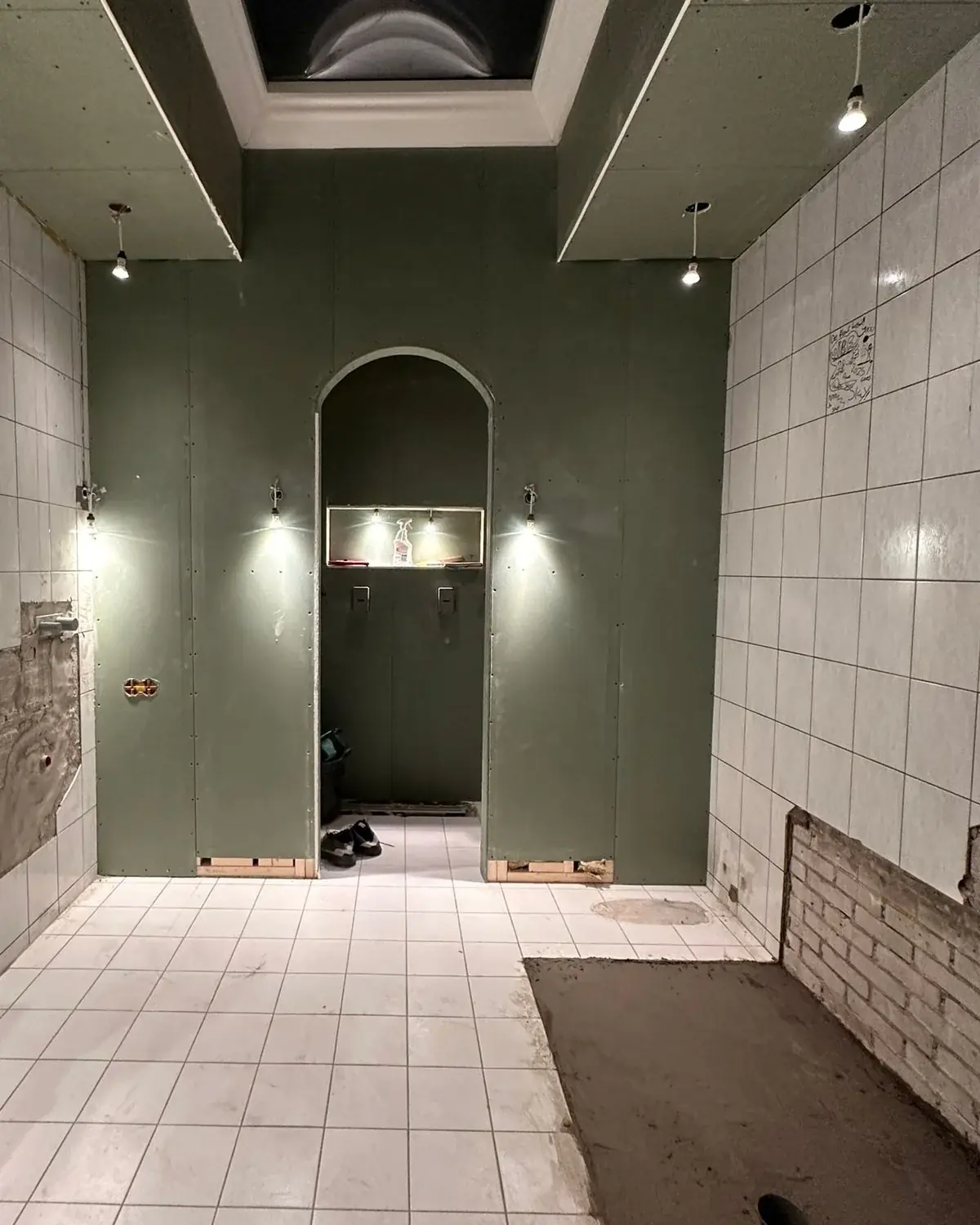 Beton Ciré badkamer vóór de renovatie — tegels en voegen