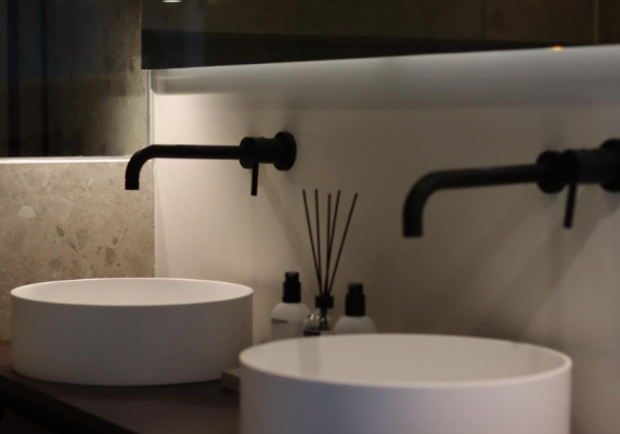 Beton Ciré op MDF wastafelmeubel in kleur Chalk