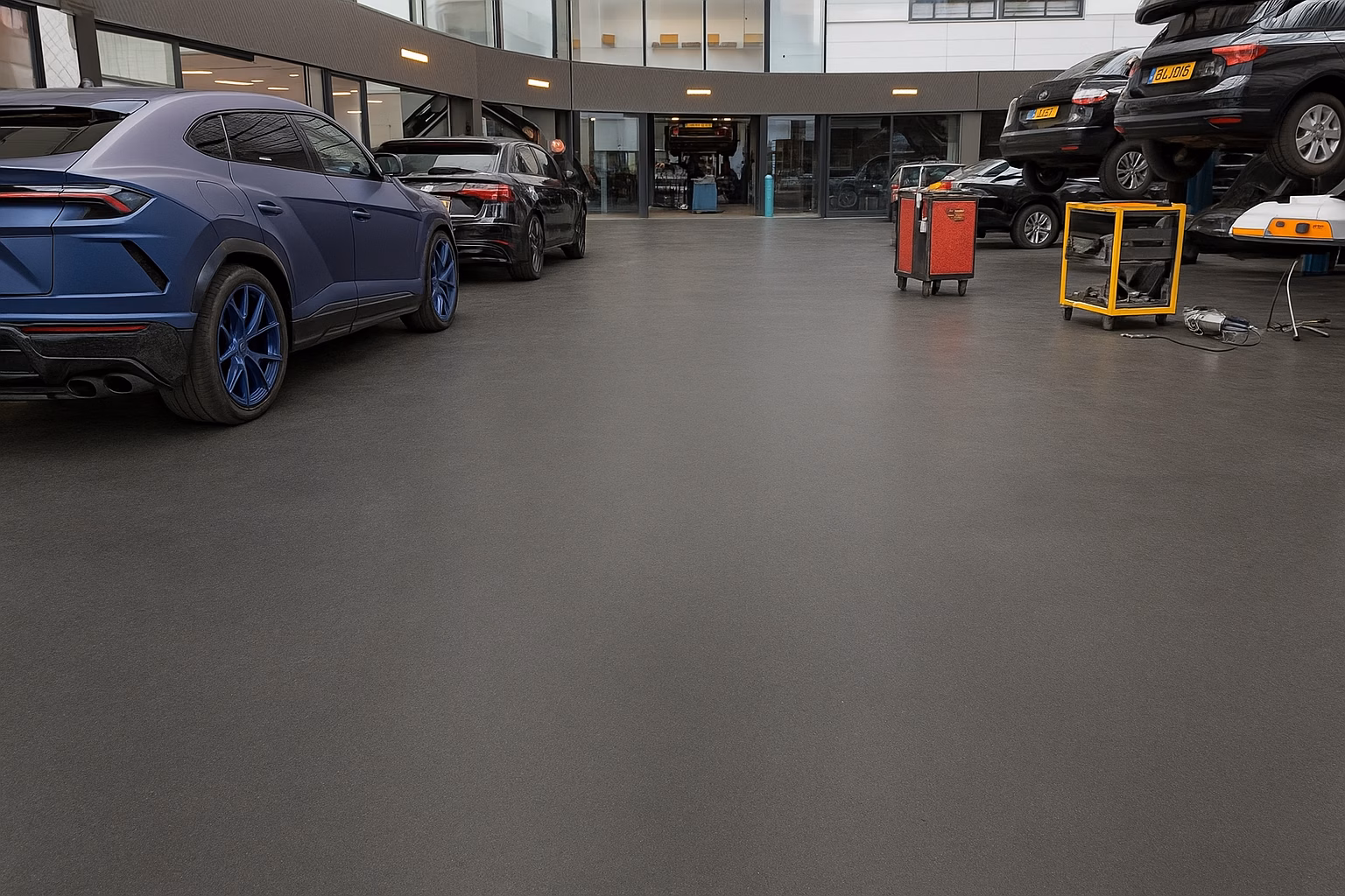 Lavasteen gietvloer in kleur graphite in een garage met sportauto