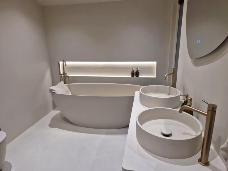 Badkamer in de kleur Cream Peony met vrijstaand bad, twee ronde waskommen en een naadloze lavasteen gietvloer